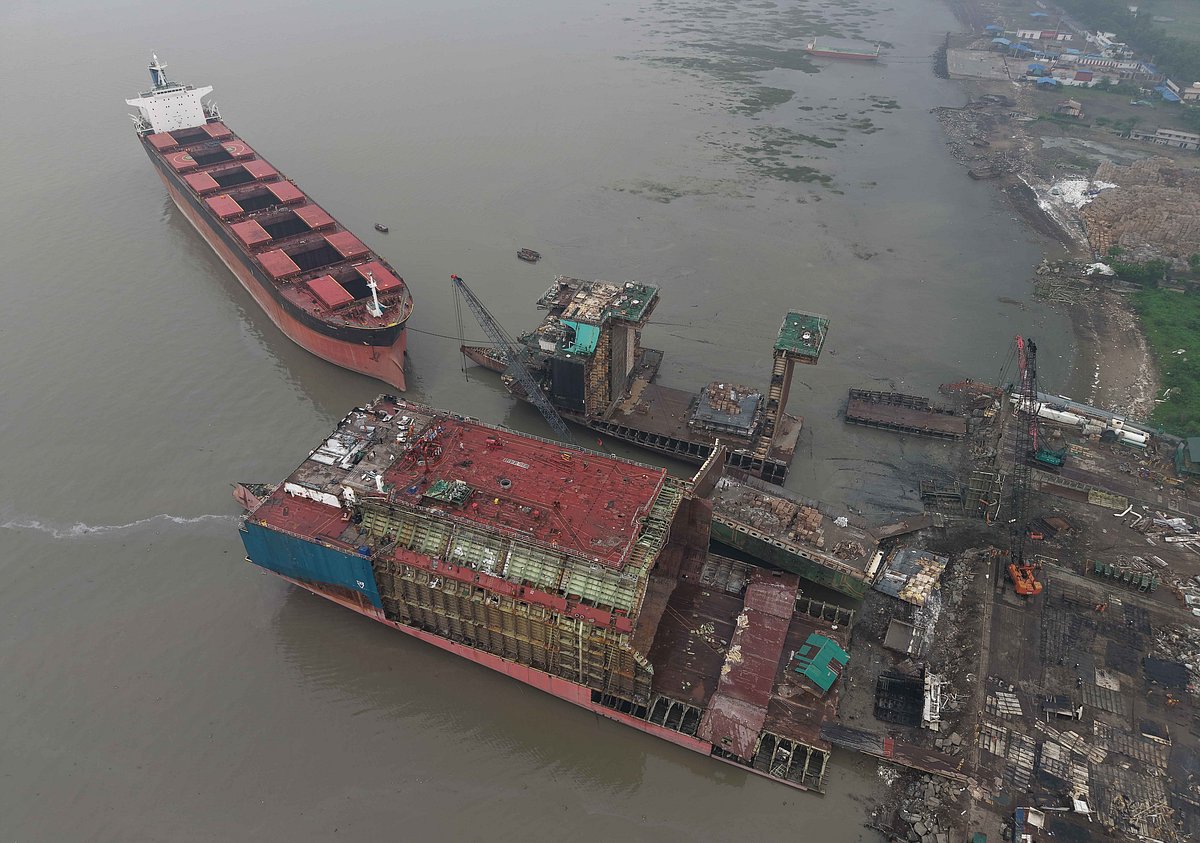 Sitakunda shrouded in fog, shipbreaking work continues - Prothom Alo English