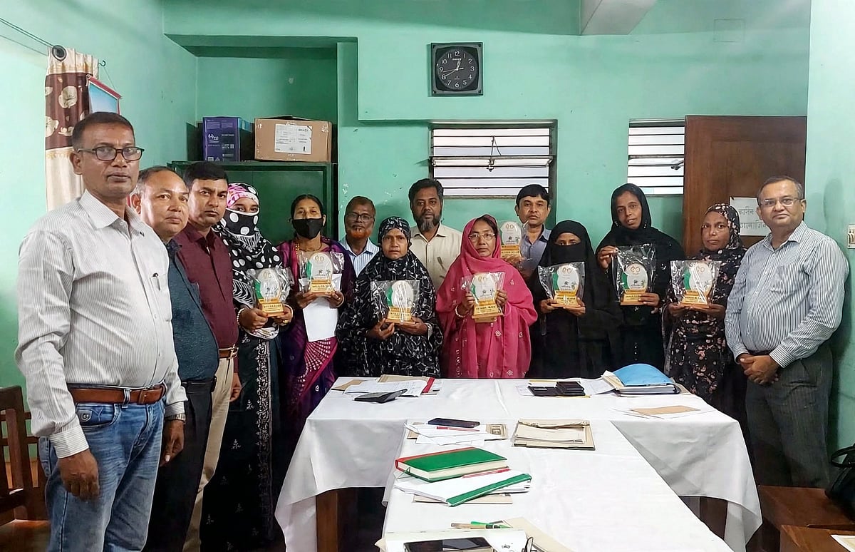 240 members and 40 staff receive Grameen Bank Baudouin Prize - Prothom Alo English