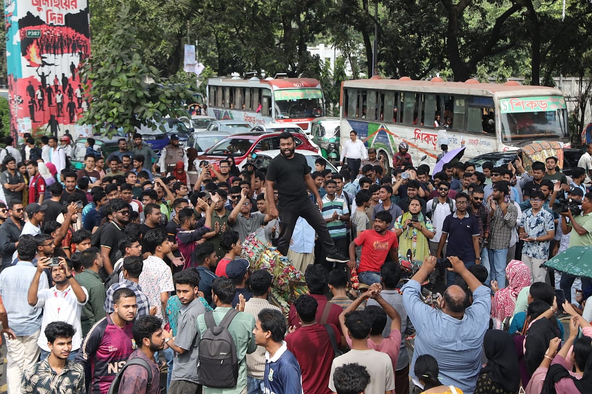 SAU students block Agargaon road to protest Secretariat relocation - Prothom Alo English