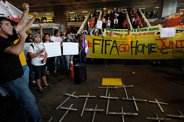 Protests, strikes hit Brazil 28 days from World Cup.Photo: Reuters