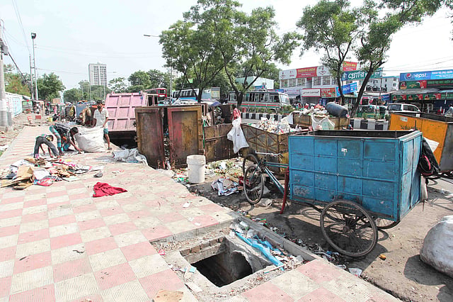 The party men are doing the garbage business by forming associations to throw out the destitute people, who used to collect the wastages individually. Photo: Prothom Alo