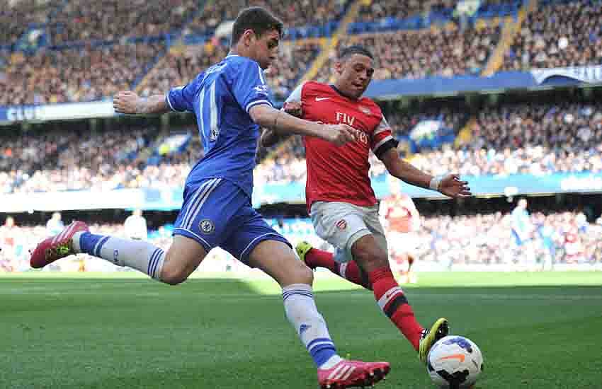 Chelsea's Brazilian midfielder Oscar (L) vies for the ball with Arsenal's English midfielder Alex Oxlade-Chamberlain during the English Premier League football match between Chelsea and Arsenal in London on March 22, 2014. Photo: AFP