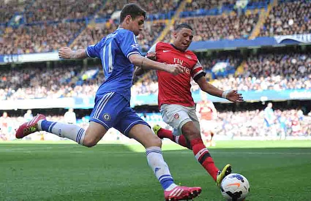 Chelsea's Brazilian midfielder Oscar (L) vies for the ball with Arsenal's English midfielder Alex Oxlade-Chamberlain during the English Premier League football match between Chelsea and Arsenal in London on March 22, 2014. Photo: AFP