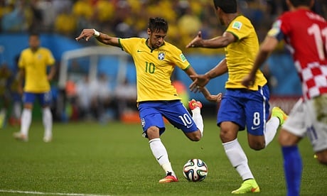 Neymar lets fly and scores the equaliser. Photo: AFP