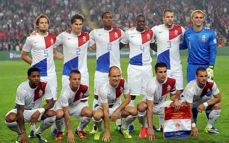 Netherlands' national team poses during the 2014 FIFA World Cup group D qualifying football match between Turkey and Netherlands' on October 15, 2013 at the Sukru Saracoglu Stadium in Istanbul. Photo: AFP
