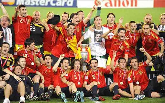 The Spanish team pose with the Euro 2008 championships trophy after winning the final football match over Germany on June 29, 2008 at Ernst-Happel stadium in Vienna, Austria. Spain ended their 44-year wait for a major international title with a 1-0 victory over Germany at the Euro 2008 final. AFP
