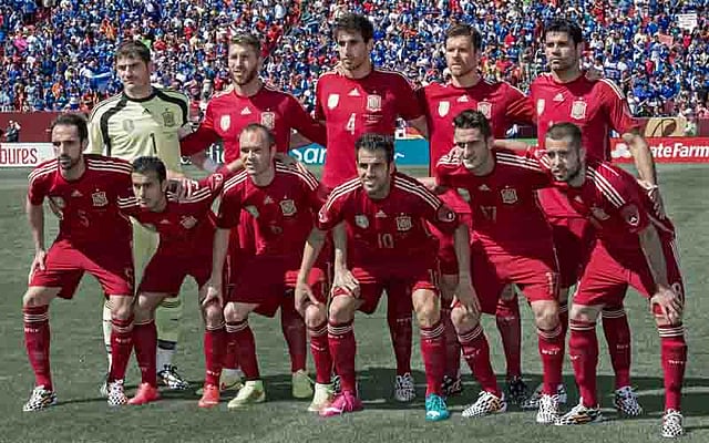 Spain's National Soccer team poses for a quick team photo before playing El Salvador's National team in a friendly match at FedEx Field June 7, 2014 in Landover, Maryland. Spain defeated El Salvador 2-0. AFP