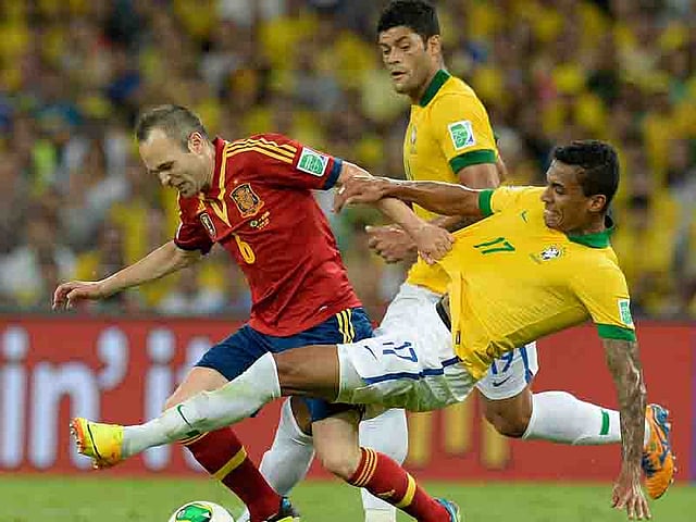 Spain's midfielder Andres Iniesta (L) vies with Brazil's midfielder Luiz Gustavo (R) during their FIFA Confederations Cup Brazil 2013 final football match, at the Maracana Stadium in Rio de Janeiro on June 30, 2013. AFP