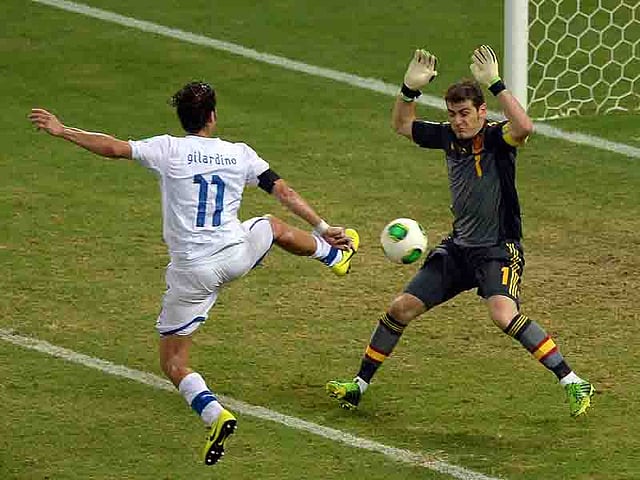 Italy's forward Alberto Gilardino (L), tries to score past Spain's goalkeeper Iker Casillas before being adjudged for an offside position during their FIFA Confederations Cup Brazil 2013 semifinal football match, at the Castelao Stadium in Fortaleza, on June 27, 2013. AFP