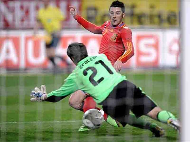 Spain's David Villa (back) scores a goal past Austria's Cristian Gratzei during their friendly match at Ernst Happel stadium in Vienna on November 18, 2009. AFP