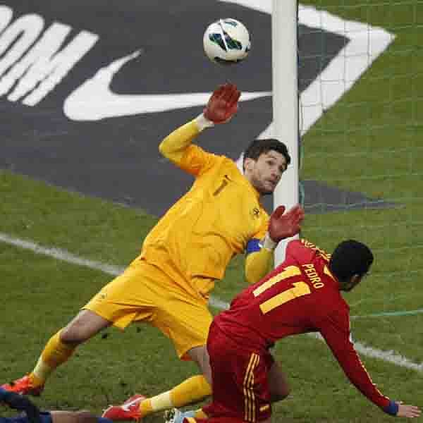 France's goalkeeper Hugo Lloris (L) fails to stop the ball kicked by Spain's forward Pedro (R) during the World Cup 2014 qualifying football match France vs Spain on March 26, 2013 at the Stade de France in Saint-Denis, outside Paris. AFP