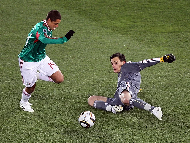 France's goalkeeper Hugo Lloris misses a goal from Mexico's striker Javier Hernandez (R) during their Group A first round 2010 World Cup football match on June 17, 2010 at Peter Mokaba stadium in Polokwane. Photo: AFP