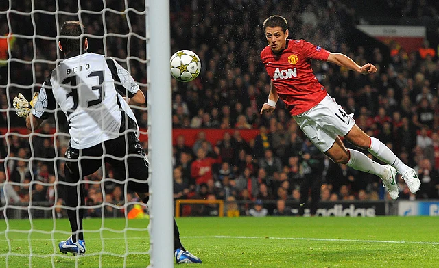 Manchester United's Mexican forward Javier Hernandez (R) scores past SC Braga's Portuguese goalkeeper Beto (L) during the UEFA Champions League group H football match between Manchester United and Braga at Old Trafford in Manchester, north west England on October 23, 2012. Photo: AFP