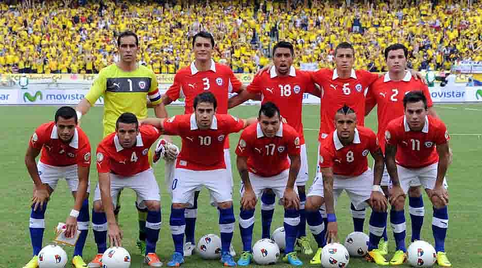 Chile's national football team poses for pictures before the start of the Brazil 2014 FIFA World Cup South American qualifier match against Colombia, in Barranquilla, Colombia, on October 11, 2013. AFP