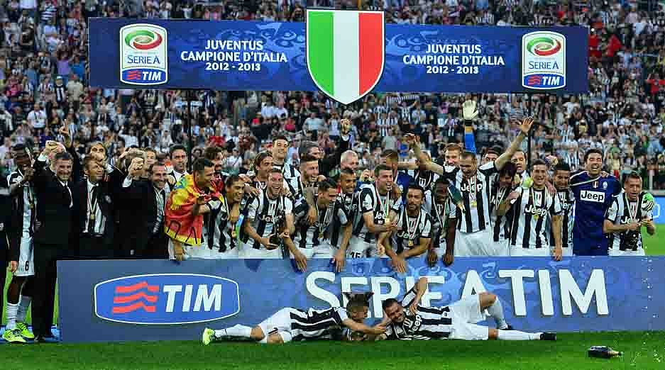 Juventus' team celebrates with the Scudetto, the Italian Serie A trophy during a ceremony after the Italian Serie A football match between Juventus and Cagliari at the 'Juventus Stadium' in Turin on May 11, 2013. AFP