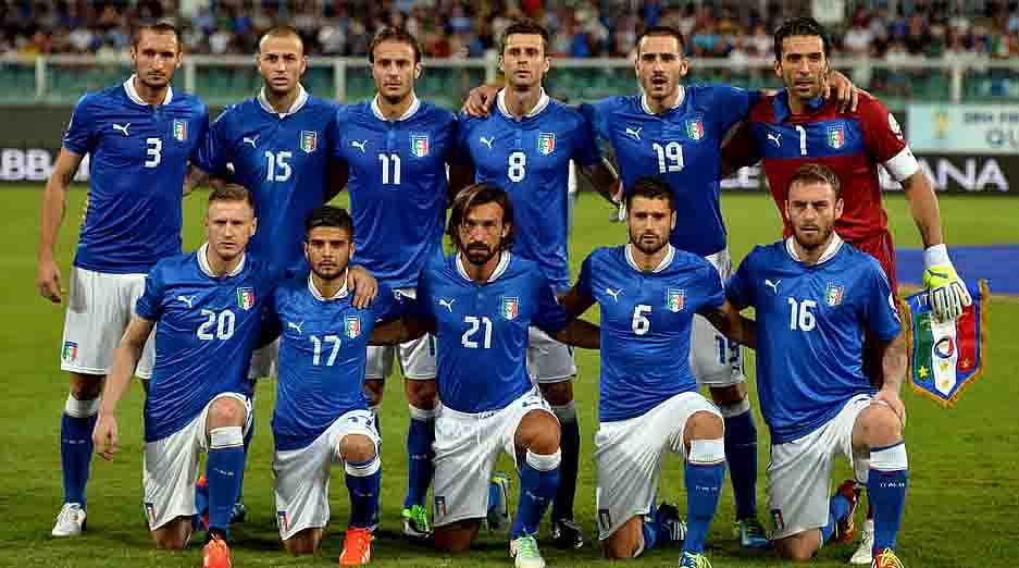 Italy's national football team players pose prior to the FIFA World Cup 2014 qualifying football match Italy vs Bulgaria on September 6, 2013 at Renzo Barbera stadium in Palermo. AFP