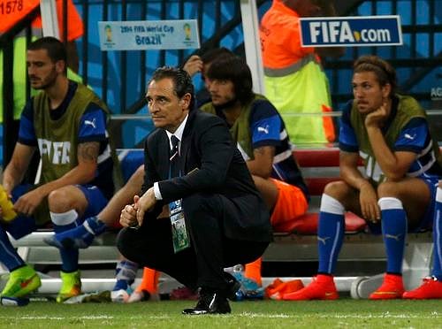 Italy's coach Cesare Prandelli watches during their 2014 World Cup Group D soccer match against England at the Amazonia arena in Manaus June 14, 2014. Photo: Reuters