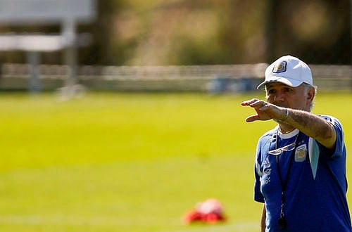 Argentina's national head coach Alejandro Sabella gestures during a training session at Ciudade do Galo grounds in Vespassiano, outside Belo Horizonte, June 13, 2014. Photo: Reuters