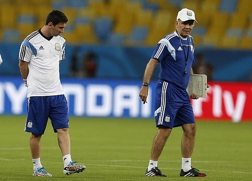 Argentine national soccer team player Lionel Messi stands next to coach Alejandro Sabella during a training session for the 2014 World Cup at the Maracana stadium in Rio de Janeiro, June 14, 2014. Photo: Reuters