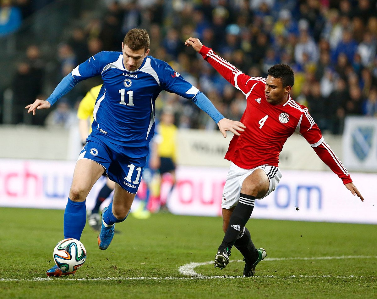 Bosnia-Herzegovina's Edin Dzeko (L) fights for the ball with Egypt's Ahmed Said Oka (R) during the International friendly football match Bosnia and Herzegovina vs Egypt in Innsbruck, Austria on March 5, 2014. AFP