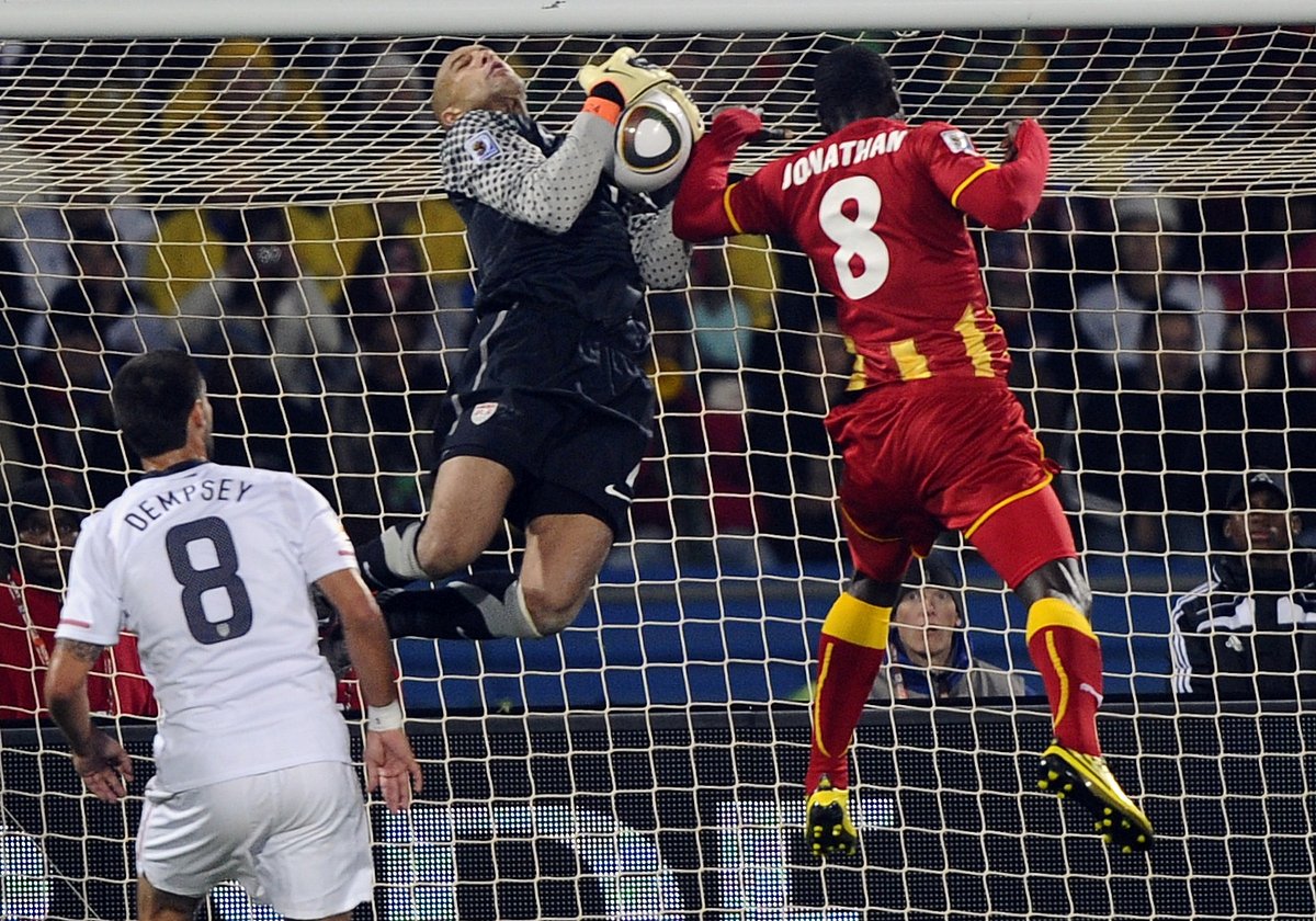 US goalkeeper Tim Howard (C) and Ghana's defender Jonathan Mensah (R) jump for the ball as US midfielder Clint Dempsey looks on during the 2010 World Cup round of 16 football match at Royal Bafokeng stadium in Rustenburg, South Africa, on June 26, 2010. AFP