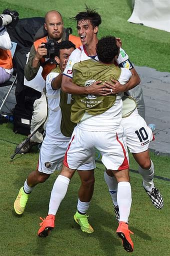 Costa Rica's forward Bryan Ruiz (2nd R) celebrates after scoring his team's first goal during a Group D match between Italy and Costa Rica at the Pernambuco Arena in Recife during the 2014 FIFA World Cup on June 20, 2014. AFP