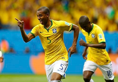 Brazil's Fernandinho (L) celebrates his goal against Cameroon with teammate Ramires during their 2014 World Cup Group A soccer match at the Brasilia national stadium in Brasilia June 23, 2014. Photo: Reuters
