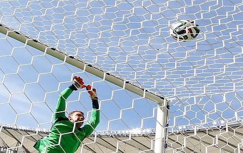 Germany's goalkeeper Manuel Neuer watches a high ball go over his net during their 2014 World Cup quarter-finals against France at the Maracana stadium in Rio de Janeiro July 4, 2014. Photo: Reuters
