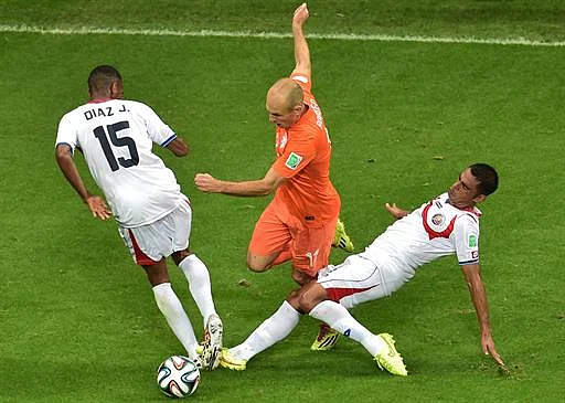 Netherlands' forward Arjen Robben (C) vies with Costa Rica's defender Junior Diaz (L) during a quarter-final football match between Netherlands and Costa Rica at the Fonte Nova Arena in Salvador during the 2014 FIFA World Cup on July 5, 2014. AFP