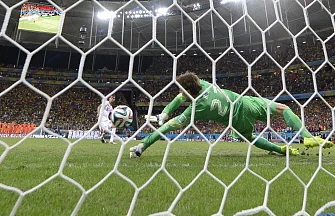 Netherlands' goalkeeper Tim Krul (R) makes a save from Costa Rica's forward and captain Bryan Ruiz during a penalty shoot-out after extra-time during a quarter-final football match between Netherlands and Costa Rica at the Fonte Nova Arena in Salvador during the 2014 FIFA World Cup on July 5, 2014. AFP