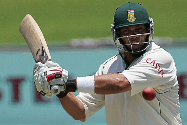 Photo taken on November 17, 2007 shows South Africa's Jacques Kallis batting on the 2nd day of the 2nd Cricket Test between South Africa and New Zealand at SuperSport Park in Centurion 40 km north of Johannesburg. Photo: AFP