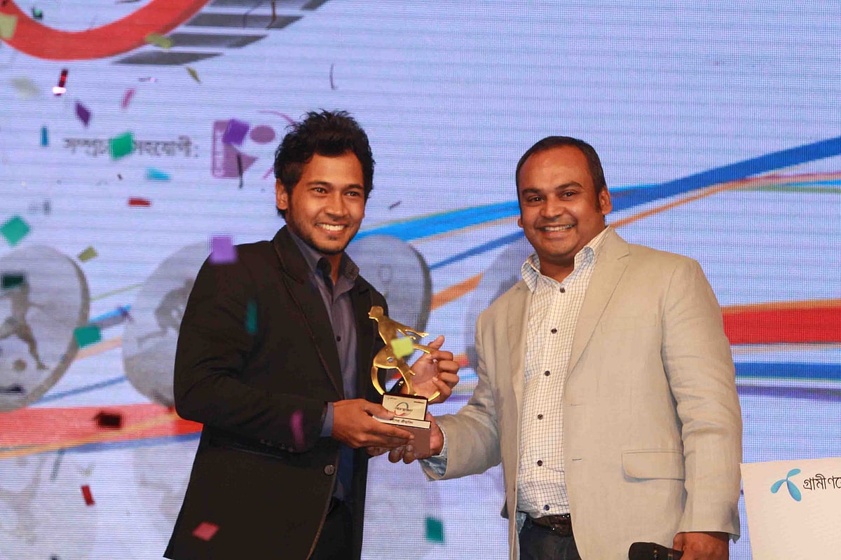 Bangladesh national cricket team captain Mushfiqur Rahim receives Grameenphone-Prothom Alo Player of the Year Sports Award 2013 from former captain Naimur Rahman at Hotel Sonargoan in Dhaka on Friday. Photo: Zahidul Karim