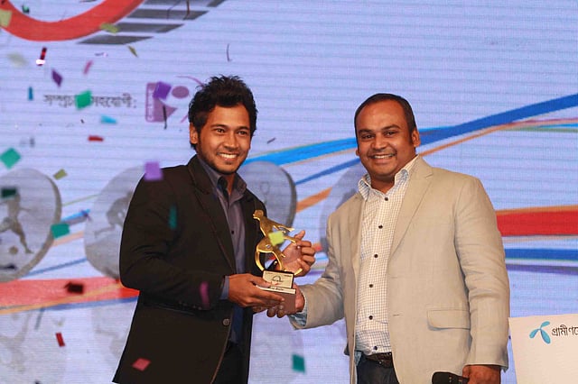 Bangladesh national cricket team captain Mushfiqur Rahim receives Grameenphone-Prothom Alo Player of the Year Sports Award 2013 from former captain Naimur Rahman at Hotel Sonargoan in Dhaka on Friday. Photo: Zahidul Karim