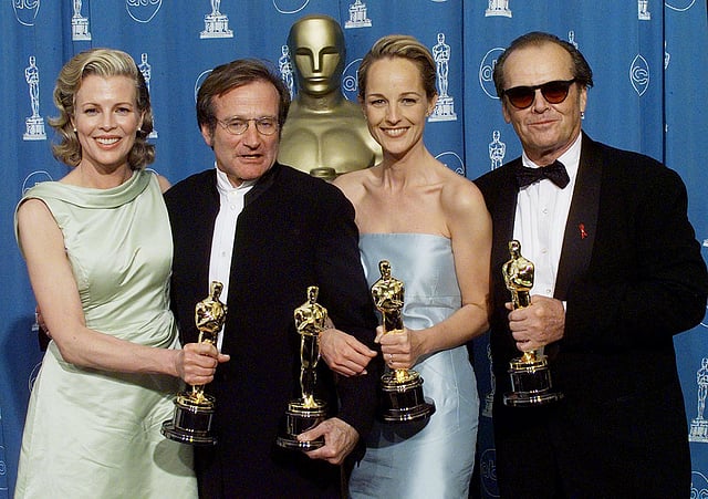 This file photo taken on March 23, 1998 shows Oscar winners Kim Basinger (L), Best Supporting Actress; Robin Williams (2nd L), Best Supporting Actor; Helen Hunt (2nd R), Best Actress and Jack Nicholson, Best Actor, posting at the 70th Annual Academy Awards at the Shrine Auditorium in Los Angeles, California. Photo: AFP
