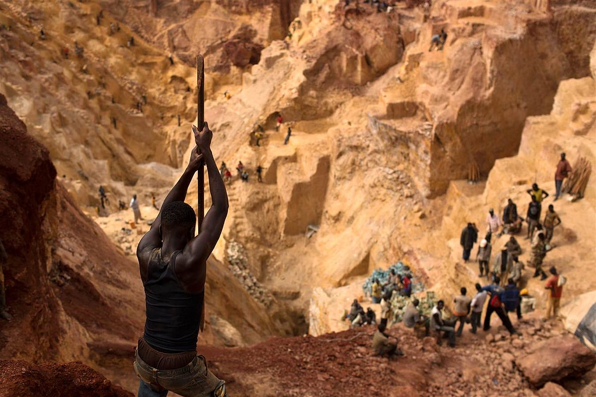 Prospectors work at an open-pit at the Ndassima gold mine, near Djoubissi in Central African Republic on May 9, 2014. Photo: Reuters