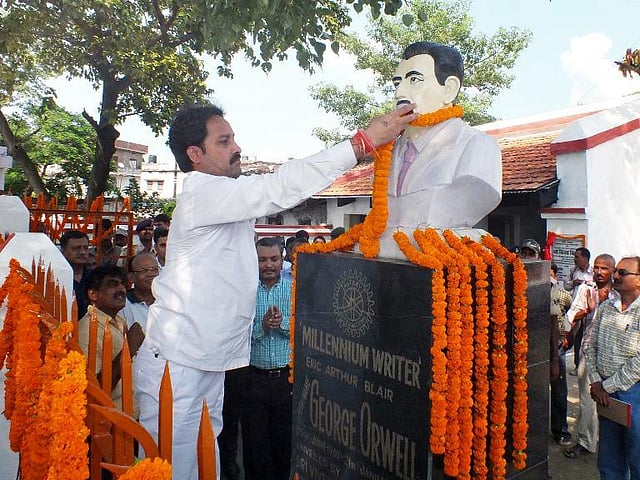 Minister for Art, Culture and Youth Affairs for the eastern Indian state of Bihar Binay Bihari garlands the bust of author George Orwell during a ceremony at his birthplace in Motihari. Photo: AFP