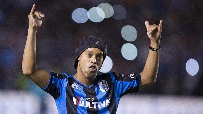 Ronaldinho misses penalty on Mexican debut. Photo: AFP