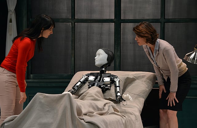 French actresses Jacob and Spigarelli performing with android Repliee during a dress rehearsal in Yokohama, suburban Tokyo. Photo: AFP