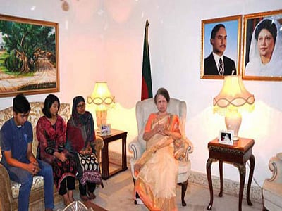 Wife of BNP joint secretary general Salahuddin Ahmed along with the couple's son and daughter met BNP chairperson Khaleda Zia at her Gulshan office on Tuesday night. Photo: Chairperson's office
