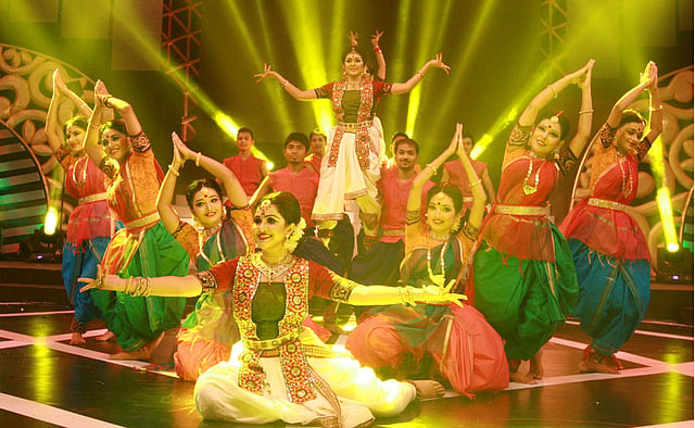Artiste Nadia performs with her team on Meril-Prothom Alo award reception stage on 08 May 2015. Photo: Prothom Alo