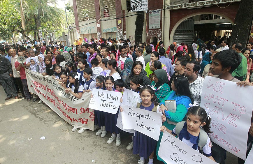 A group of guardians demonstrated in front of the Mohammadpur Preparatory School and College following the sexual assault. Photo: Sajid Hossain