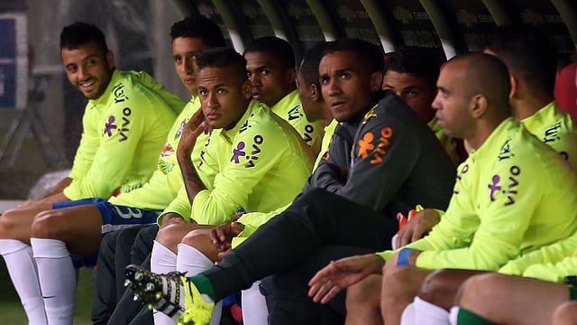 Neymar (C) and teammates watch the friendly football match against Honduras in preparation for the Copa America Chile 2015. Photo: AFP
