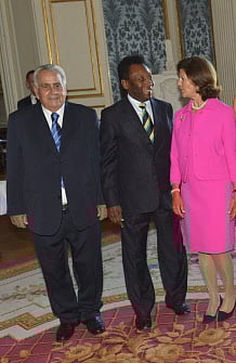 A picture taken on on 15 August, 2012, shows members of Brazil's 1958 World Cup squad 'Zito' aka Jose Ely de Miranda (L) and 'Pele' aka Edson Arantes do Nascimento standing next to Queen Silvia of Sweden for the press during a reception at the Royal Palace in Stockholm.