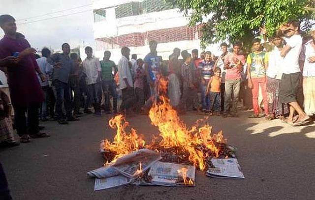 A group of supporters of ruling party lawmaker Abdur Rahman Bodi on Thursday burn copies of daily Prothom Alo after the daily published an investigative report on the lawmaker.