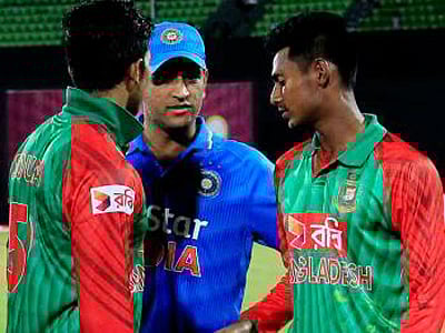 Mahendra Singh Dhoni and Mustafizur Rahman. Photo: Prothom Alo