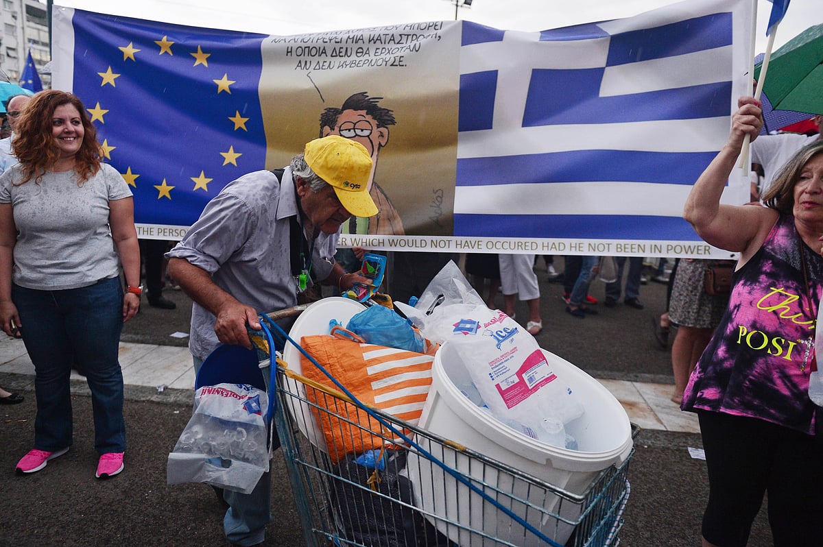 An elderly man sells water during a pro-euro demonstration in front of the parliament building in Athens on June 30, 2015. Photo: AFP