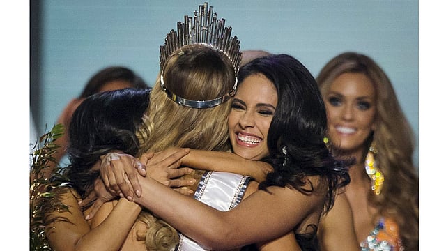 Contestants, including Miss New York USA Thatiana Diaz (R), hug newly crowned Miss USA Olivia Jordan during the 2015 Miss USA beauty pageant in Baton Rouge, Louisiana July 12, 2015. Photo: Reuters