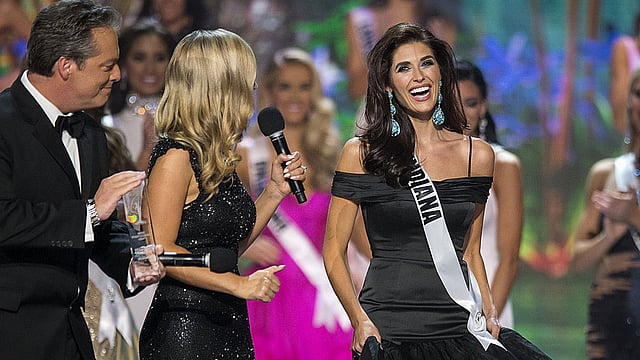 Miss Photogenic winner Miss Indiana USA Gretchen Reece (R) reacts on stage during the 2015 Miss USA beauty pageant in Baton Rouge, Louisiana July 12, 2015.Photo: Reuters