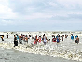 Hundreds of tourists from home and abroad throng Kuakata sea beach to spend the Eid vacation. The photo was clicked on Monday. Photo: Prothom Alo