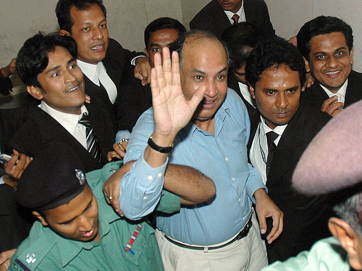 This file photo taken on January 5, 2007 shows Bangladeshi policemen escorting Bangladesh Nationalist Party (BNP) member, Salahuddin Quader Chowdhury (C), to a court in Dhaka. Photo: AFP